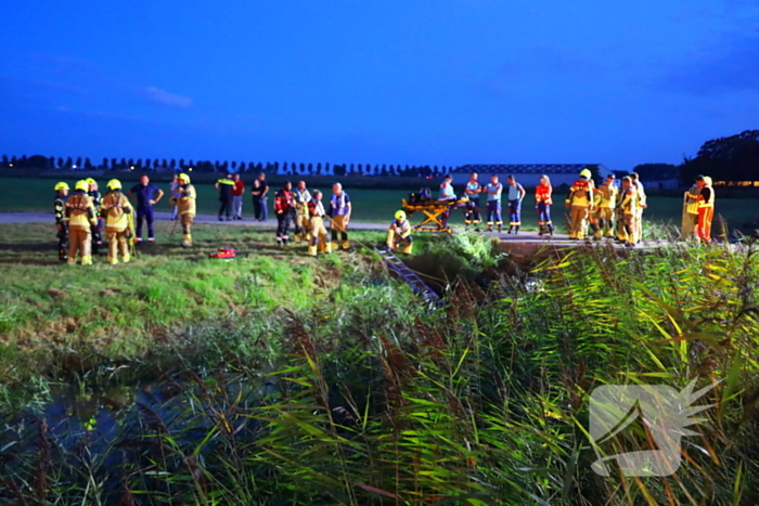 Auto ondersteboven in sloot na ongeval