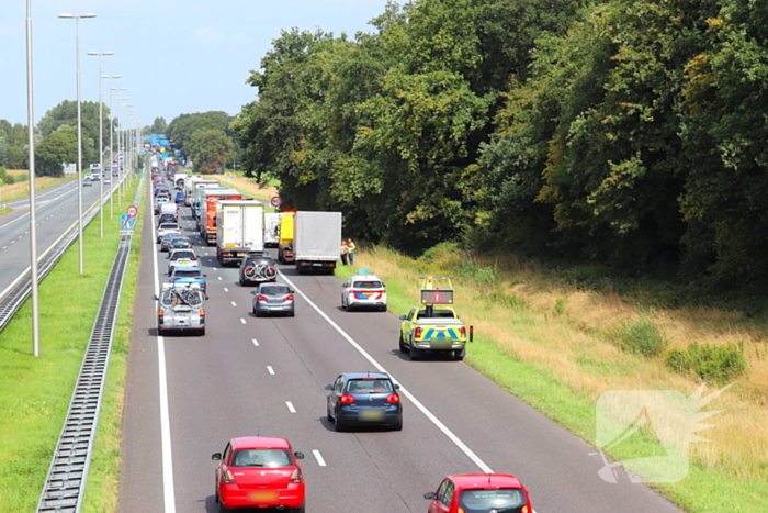 Camper en bakwagen stil na aanrijding