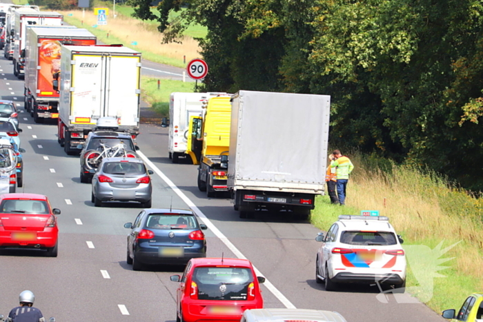 Camper en bakwagen stil na aanrijding