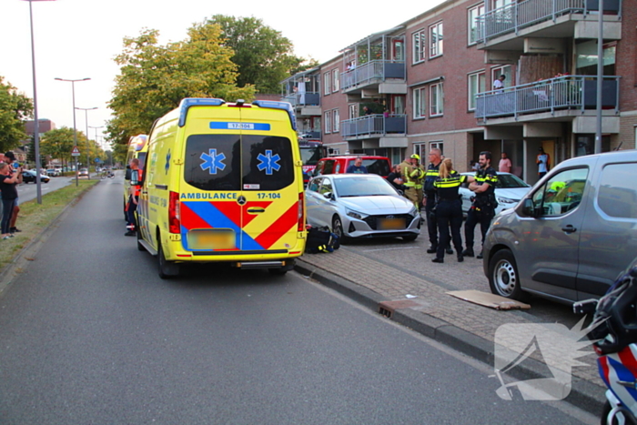 Auto rijdt tegen gevel, meerdere gewonden