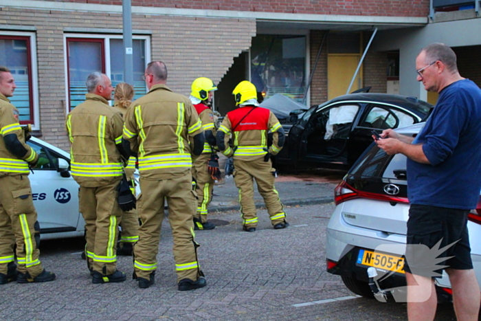 Auto rijdt tegen gevel, meerdere gewonden