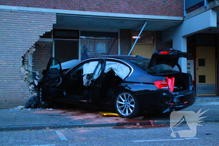 Auto rijdt tegen gevel, meerdere gewonden