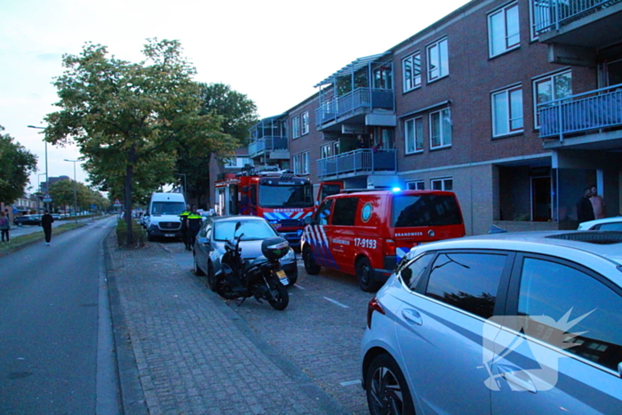 Auto rijdt tegen gevel, meerdere gewonden