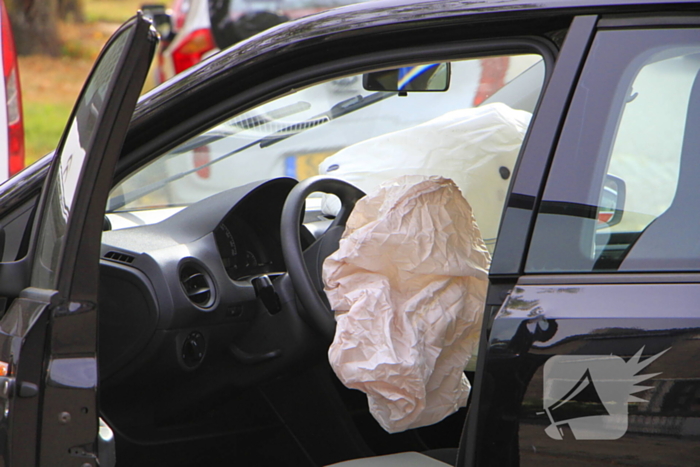 Zware schade bij aanrijding tussen voertuigen