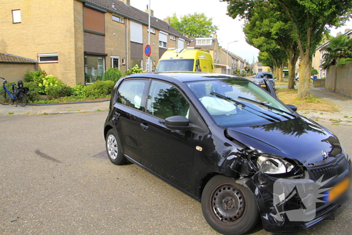 Zware schade bij aanrijding tussen voertuigen