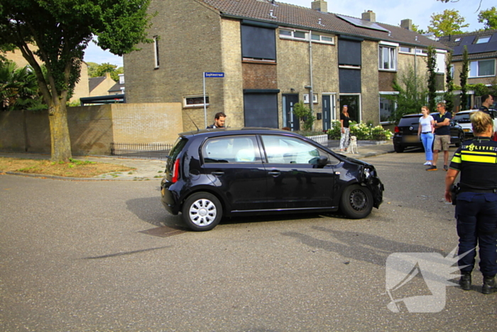 Zware schade bij aanrijding tussen voertuigen