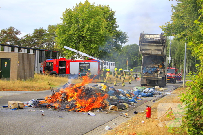 Brandweer bestrijdt brandende vrachtwagen