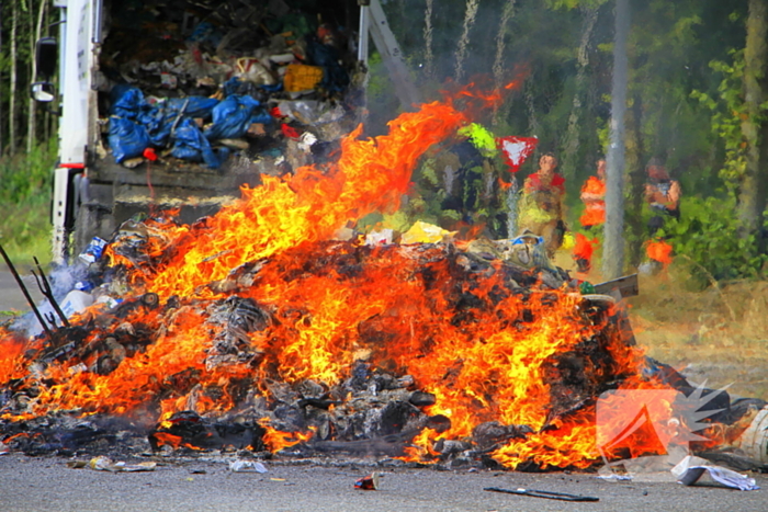 Brandweer bestrijdt brandende vrachtwagen