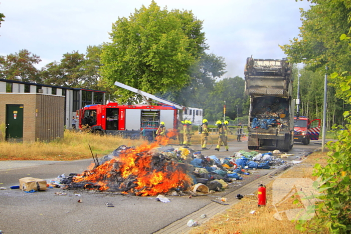 Brandweer bestrijdt brandende vrachtwagen