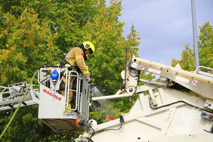 Brandweer bestrijdt brandende vrachtwagen