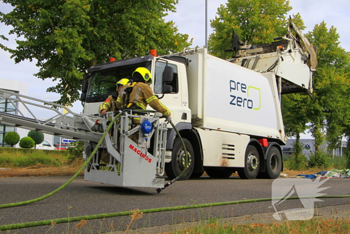 Brandweer bestrijdt brandende vrachtwagen