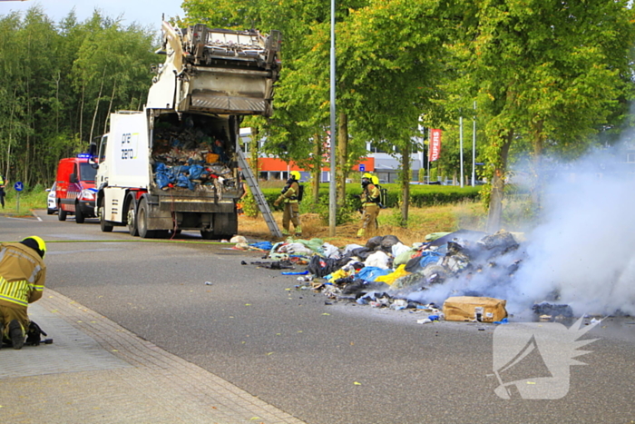 Brandweer bestrijdt brandende vrachtwagen