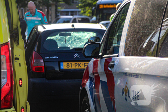 Auto met gebarsten voorruit