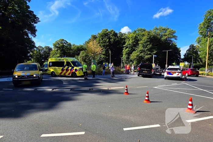 Botsing tussen bestelbus en personenauto op beruchte rotonde