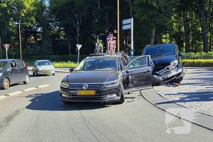 Botsing tussen bestelbus en personenauto op beruchte rotonde