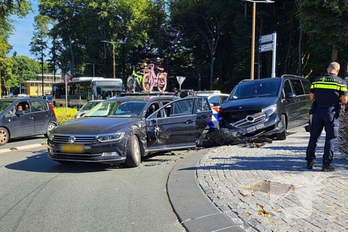 Botsing tussen bestelbus en personenauto op beruchte rotonde