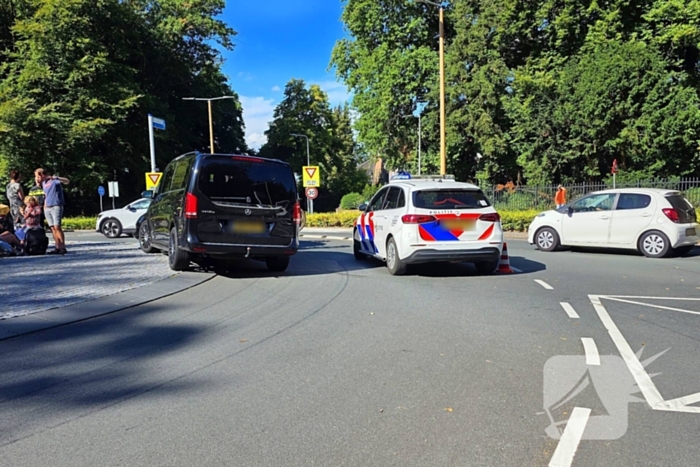 Botsing tussen bestelbus en personenauto op beruchte rotonde