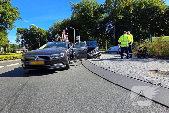 Botsing tussen bestelbus en personenauto op beruchte rotonde