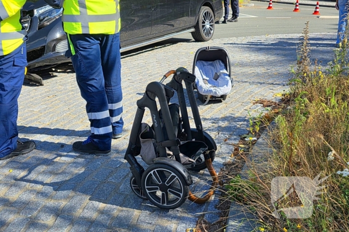Botsing tussen bestelbus en personenauto op beruchte rotonde