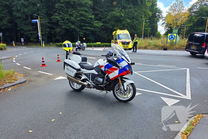 Botsing tussen bestelbus en personenauto op beruchte rotonde