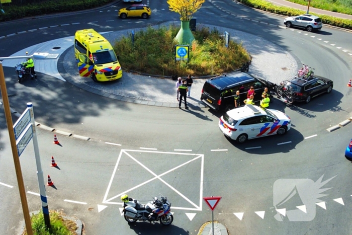 Botsing tussen bestelbus en personenauto op beruchte rotonde