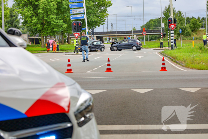 Ernstige aanrijding tussen twee auto's leidt tot gewonde