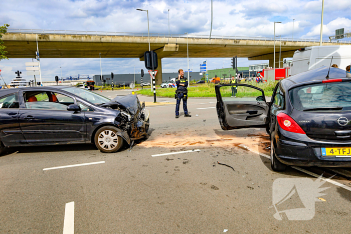 Ernstige aanrijding tussen twee auto's leidt tot gewonde