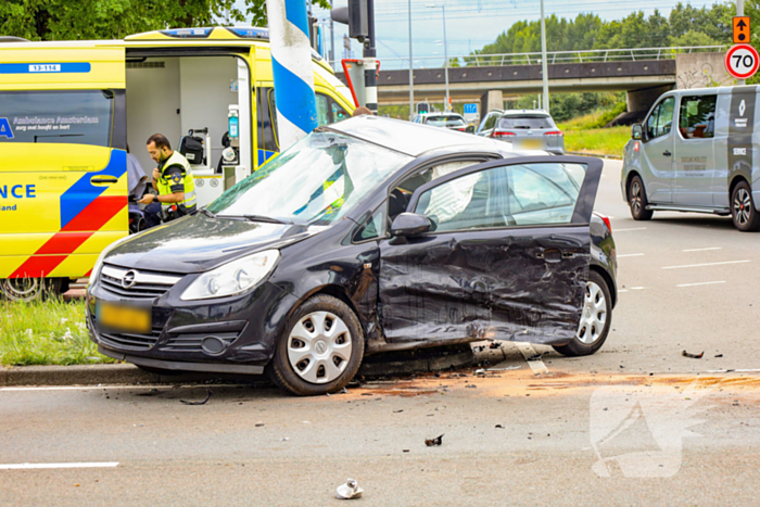 Ernstige aanrijding tussen twee auto's leidt tot gewonde