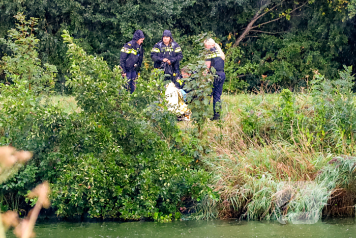 persoon te water gered in noord Hollands kanaal