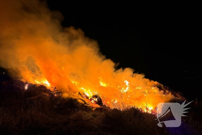 Forse stapel stro in brand langs snelweg
