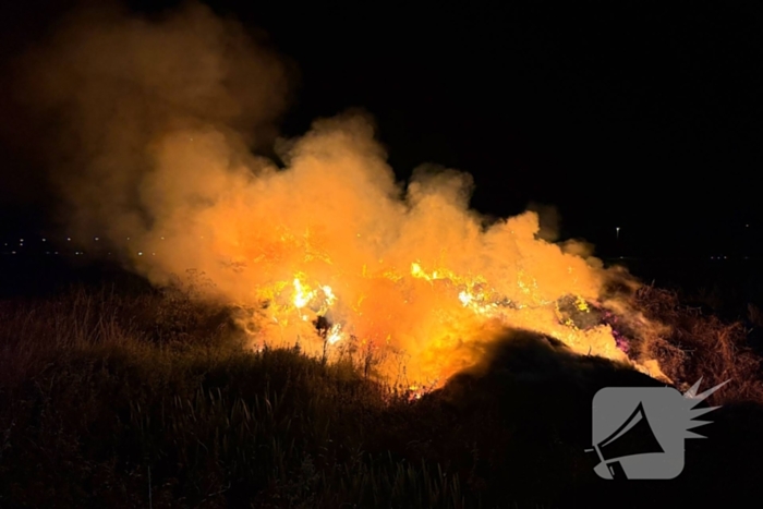Forse stapel stro in brand langs snelweg