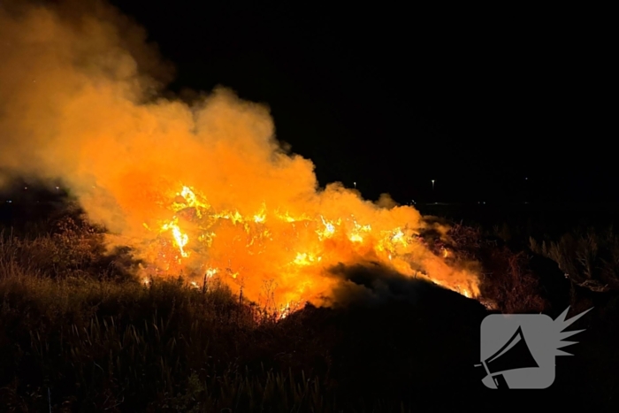 Forse stapel stro in brand langs snelweg