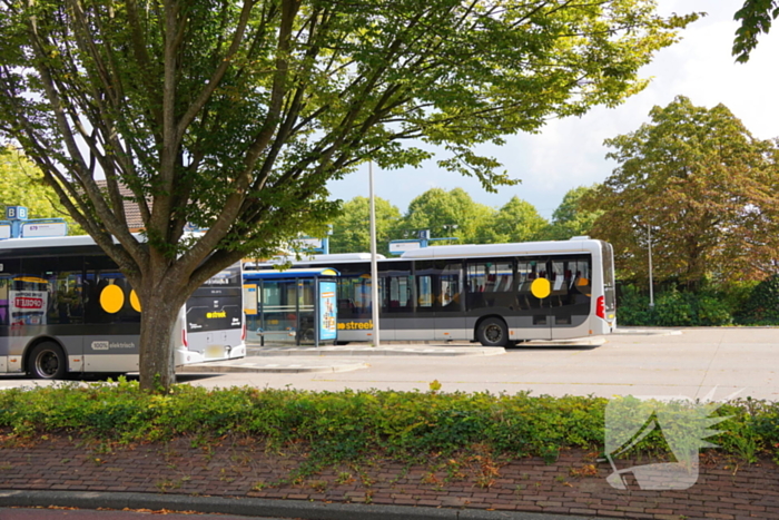 Fatbiker botst achterop lijnbus en raakt gewond