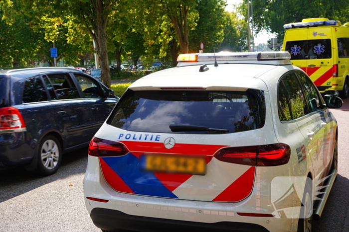 Fatbiker botst achterop lijnbus en raakt gewond