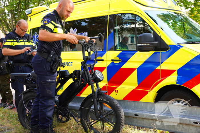 Fatbiker botst achterop lijnbus en raakt gewond