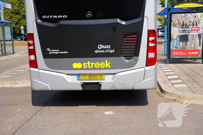 Fatbiker botst achterop lijnbus en raakt gewond