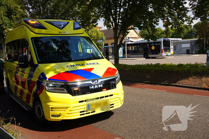 Fatbiker botst achterop lijnbus en raakt gewond