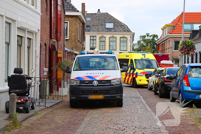 Hand klem bij werkzaamheden in molen, gewonde met spoed naar ziekenhuis
