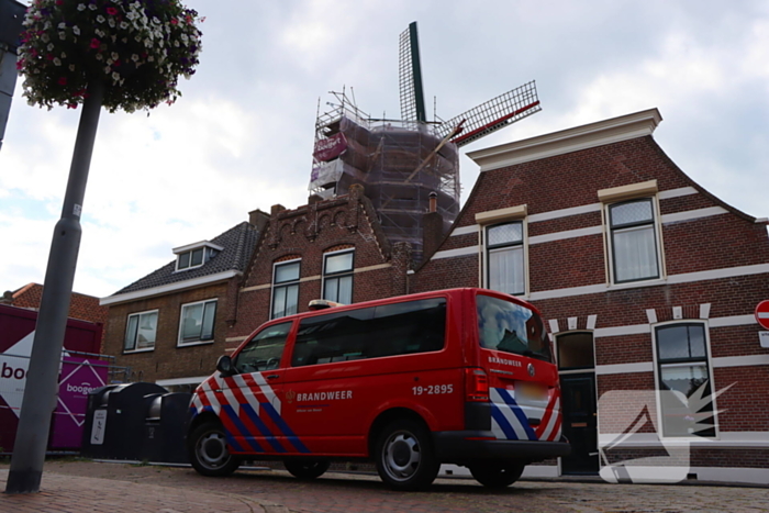 Hand klem bij werkzaamheden in molen, gewonde met spoed naar ziekenhuis