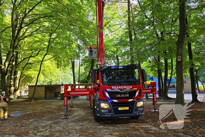 Boom valt op kinderwagen op schoolplein