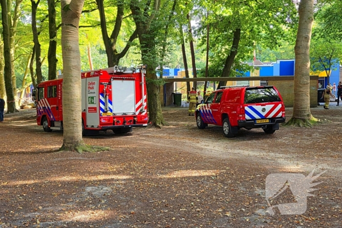 Boom valt op kinderwagen op schoolplein