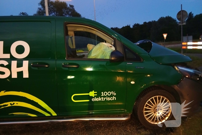 Bestelbus en auto botsen op kruispunt