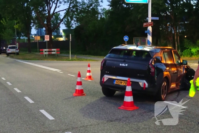 Bestelbus en auto botsen op kruispunt