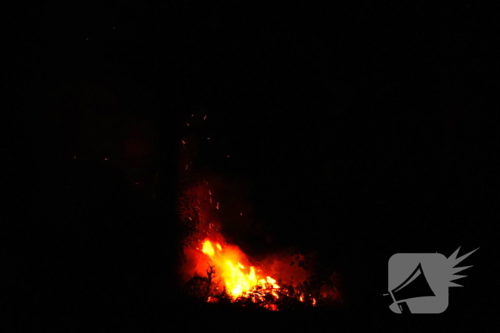 Brandweer blust moeilijk bereikbare brand