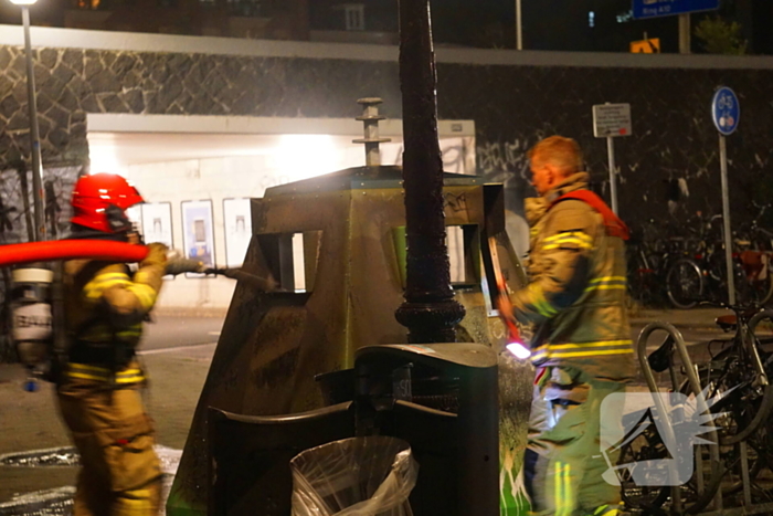 Brandweer blust containerbrand