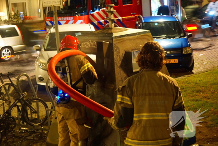 Brandweer blust containerbrand