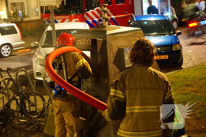 Brandweer blust containerbrand