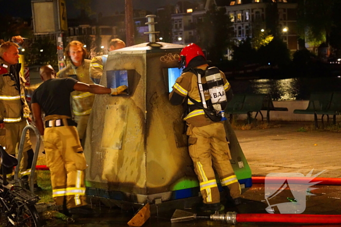 Brandweer blust containerbrand