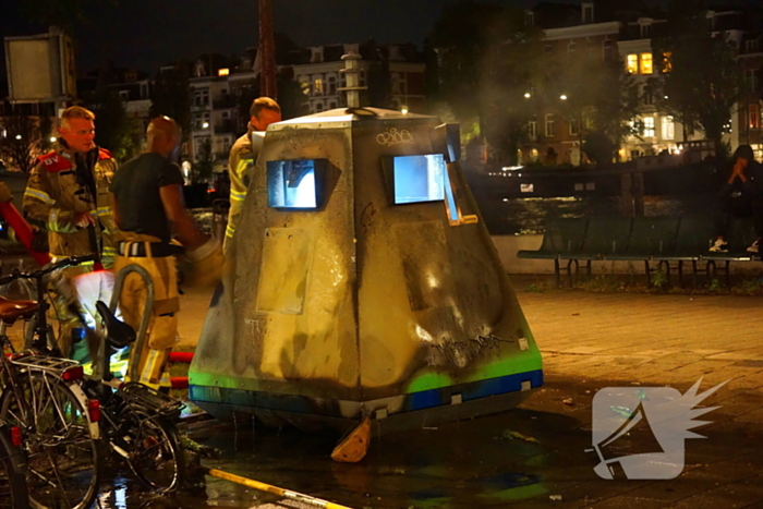 Brandweer blust containerbrand