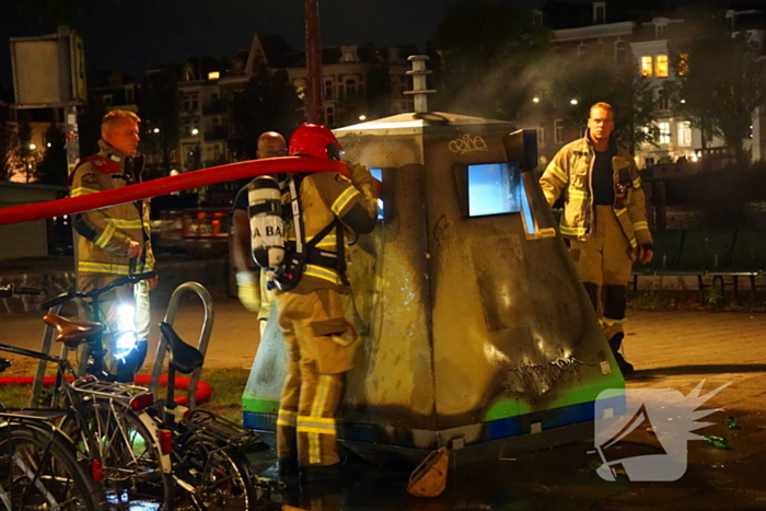 Brandweer blust containerbrand